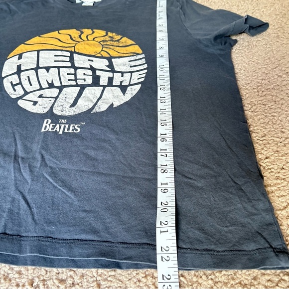 H&M | “Here Comes the Sun” The Beatles Tee - Picture 6 of 10